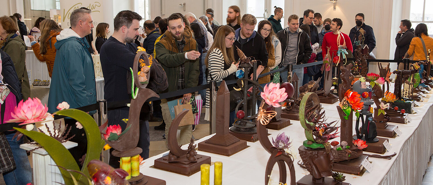 Staunende Besucher vor den Ausstellungsstücken im Wettbewerb "Freestyle" beim Championnat du Chocolat. 