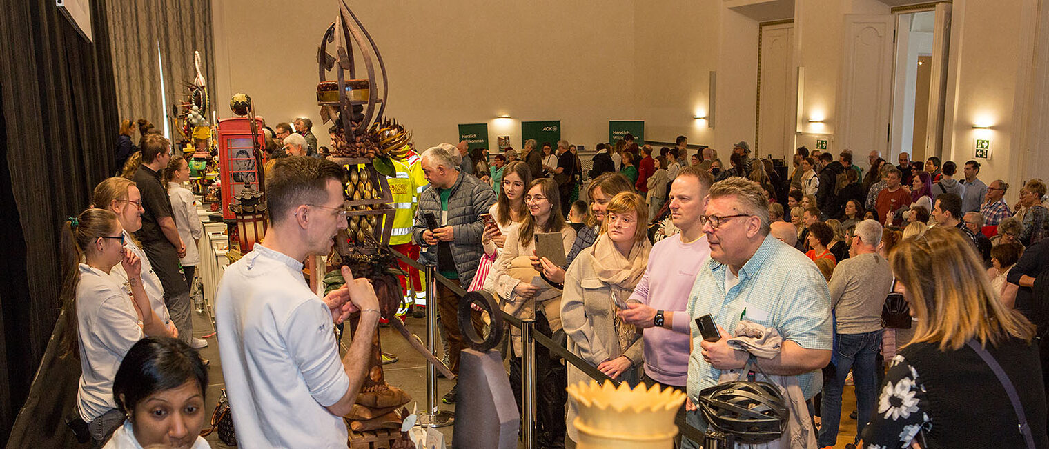 Staunende Besucher vor den Ausstellungsstücken im Wettbewerb „Artistik“ beim Championnat du Chocolat. 