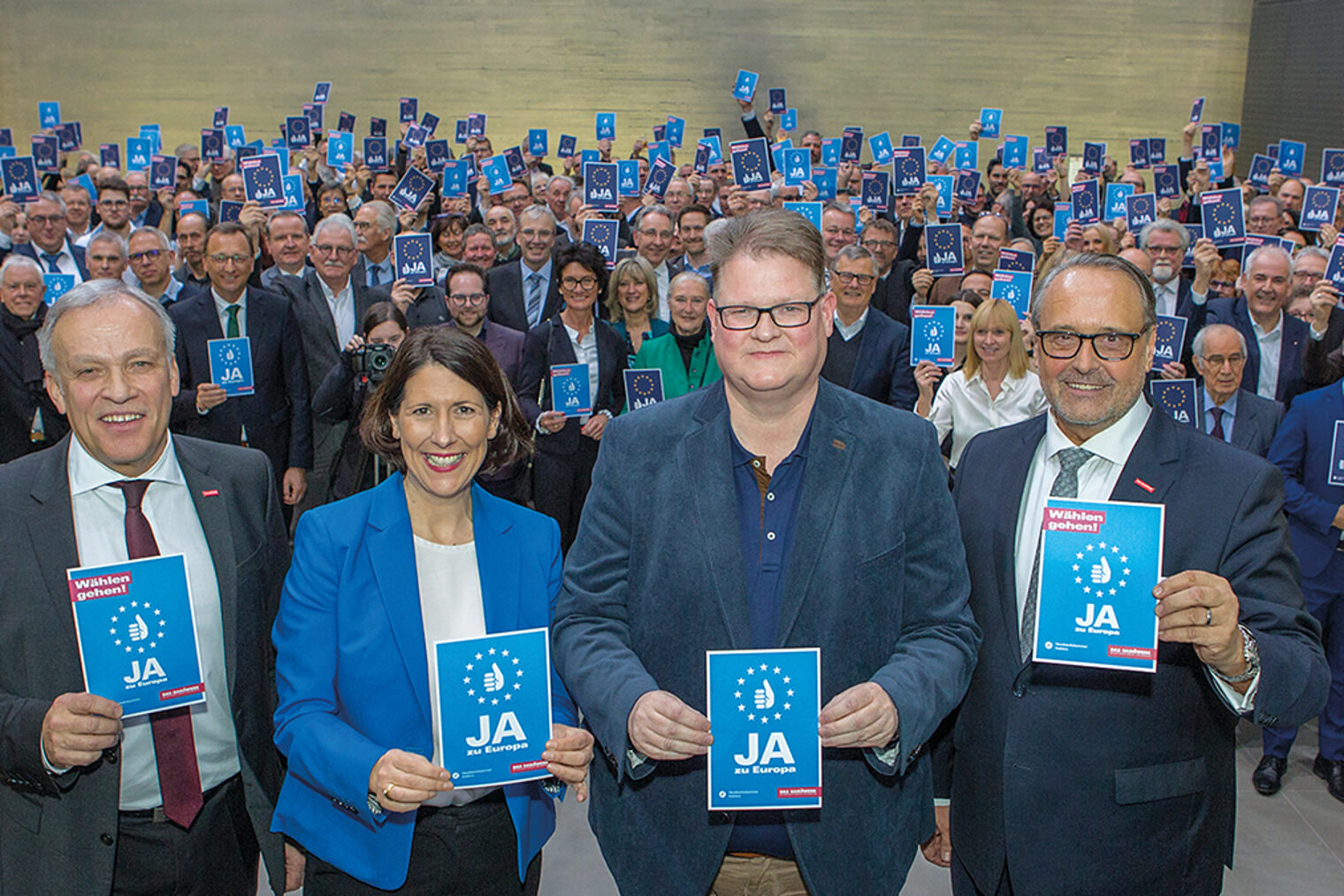 Kurt Krautscheid, Daniela Schmitt, Ralf Seekatz und Ralf Hellrich halten Schilder mit der Botschaft „Ja zu Europa“ in die Höhe