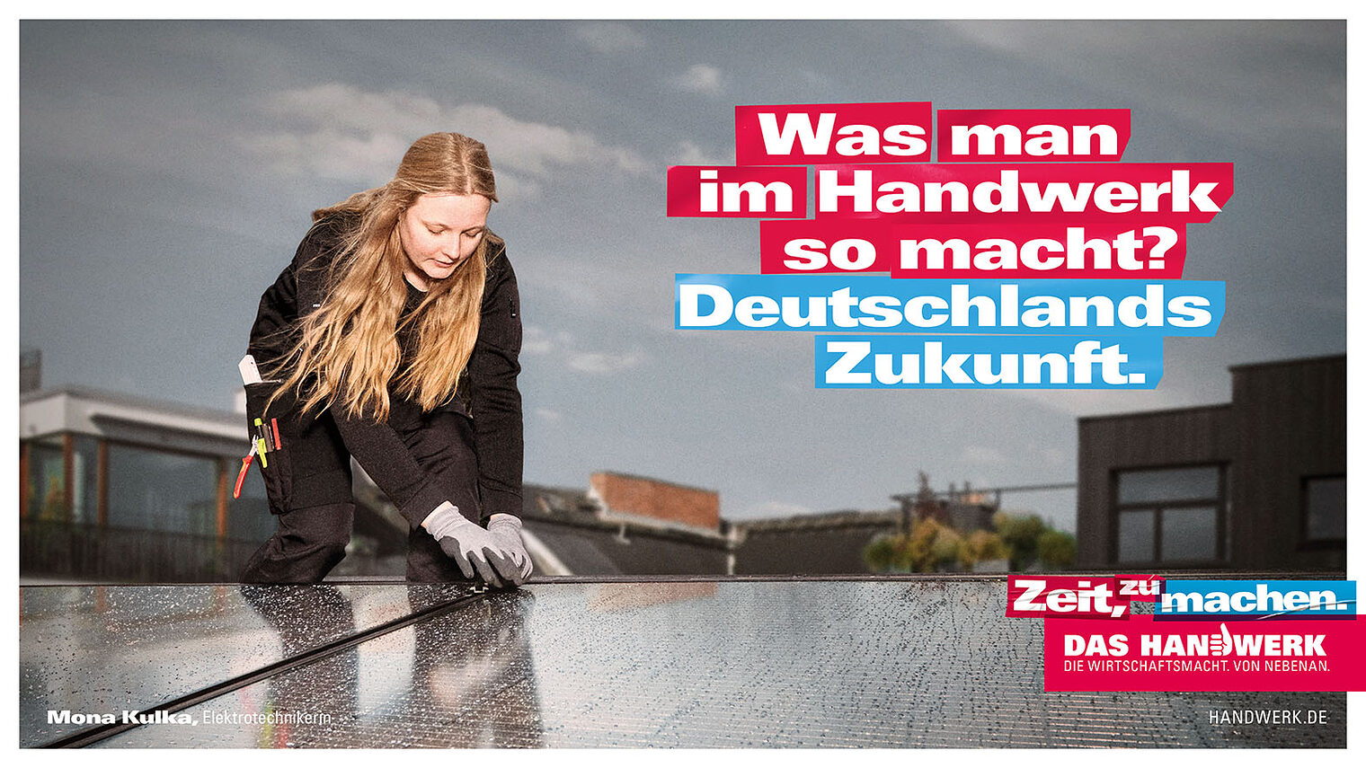 Elektrotechnikerin arbeitet auf Solardach. Schriftzug: Was man im Handwerk so macht? Deutschlands Zukunft.