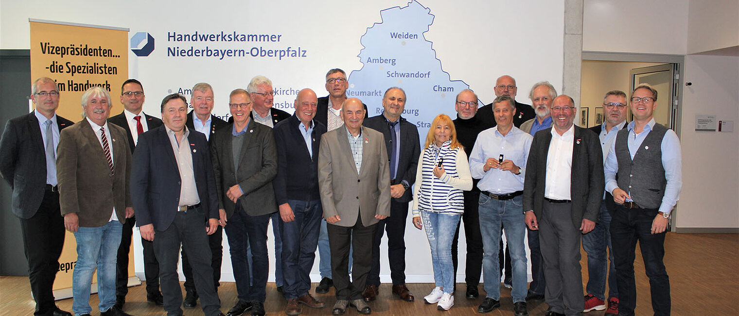Gruppenfoto mit DHKT-Präsident Peter Wollseifer (9. v. re.) und Vizepräsident Joachim Noll (3. v. li.)