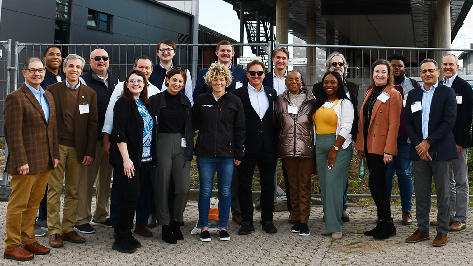 Die Delegation von Ausbildungsbeauftragten aus den USA vor den HwK-Bildungszentren in der August-Horch-Straße.