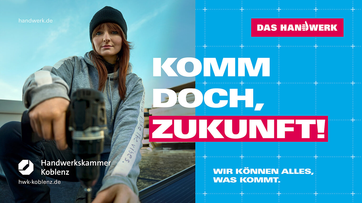 Plakatmotiv 2025, Komm doch, Zukunft Plakat der Imagekampagne 2025, Dachdeckerin auf Dach mit Schriftzug: Komm doch, Zukunft