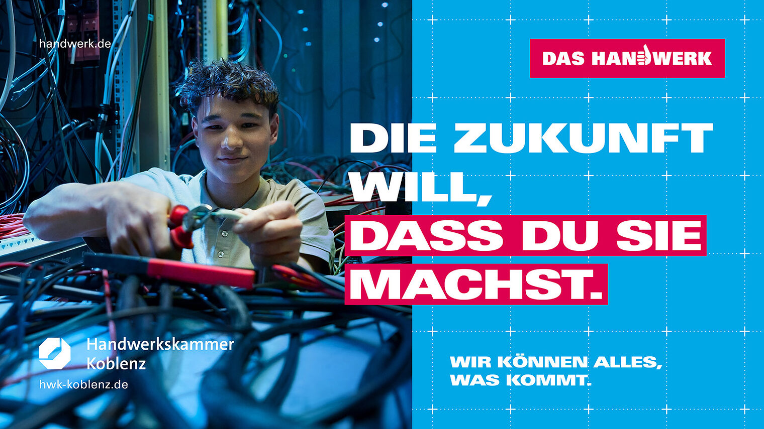 Plakatmotiv 2025, Die Zukunft will, dass du sie machst. Plakat der Imagekampagne 2025, Elektroniker in Werkstatt mit Schriftzug: Die Zukunft will, dass du sie machst.