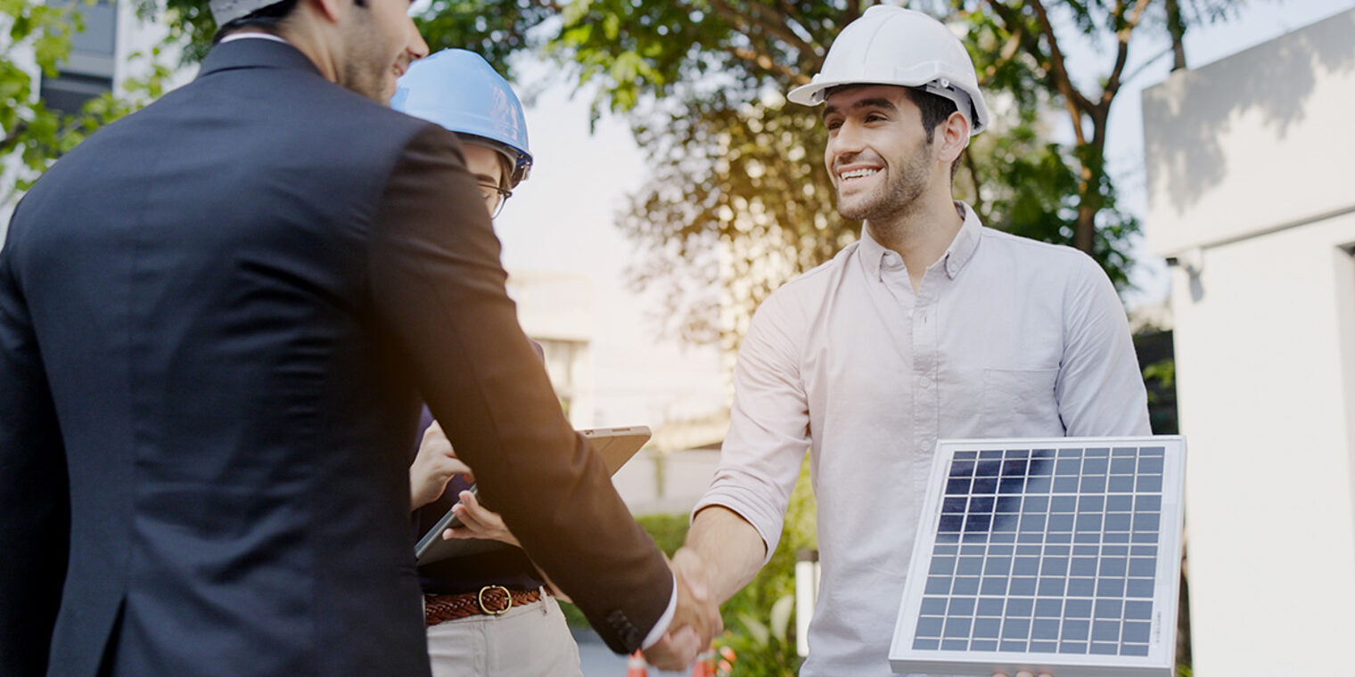 ein Gebäudeenergieberater im Beratungsgespräch mit zwei Kunden ein Gebäudeenergieberater im Beratungsgespräch mit zwei Kunden