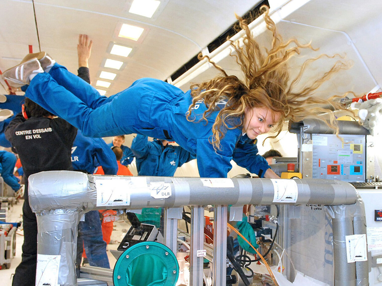 schwebende Person während eines Parabelflugs schwebende Person während eines Parabelflugs