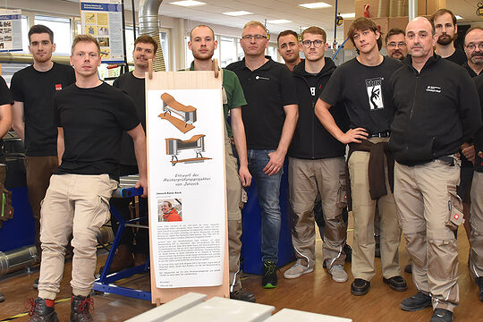 Ein Gruppenfoto mit den Meisterschülern, die an ihren verstorbenen Mitschüler denken. Ein Gruppenfoto mit den Meisterschülern, die an ihren verstorbenen Mitschüler denken.