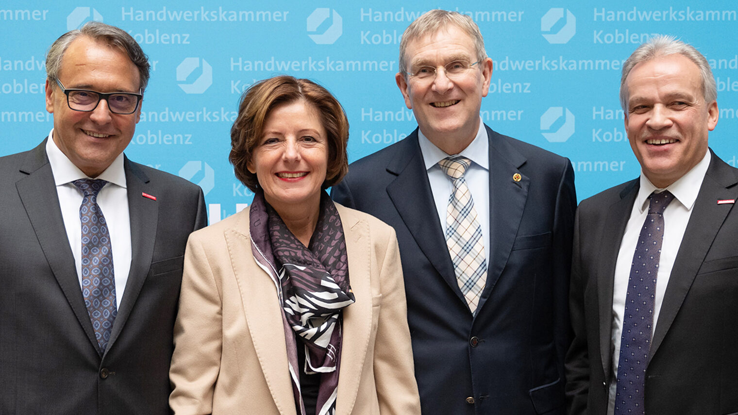 Alexander Baden (2.v.r.), Ralf Hellrich (links), Ministerpräsidentin Malu Dreyer (2.v.l.) und Präsident Kurt Krautscheid