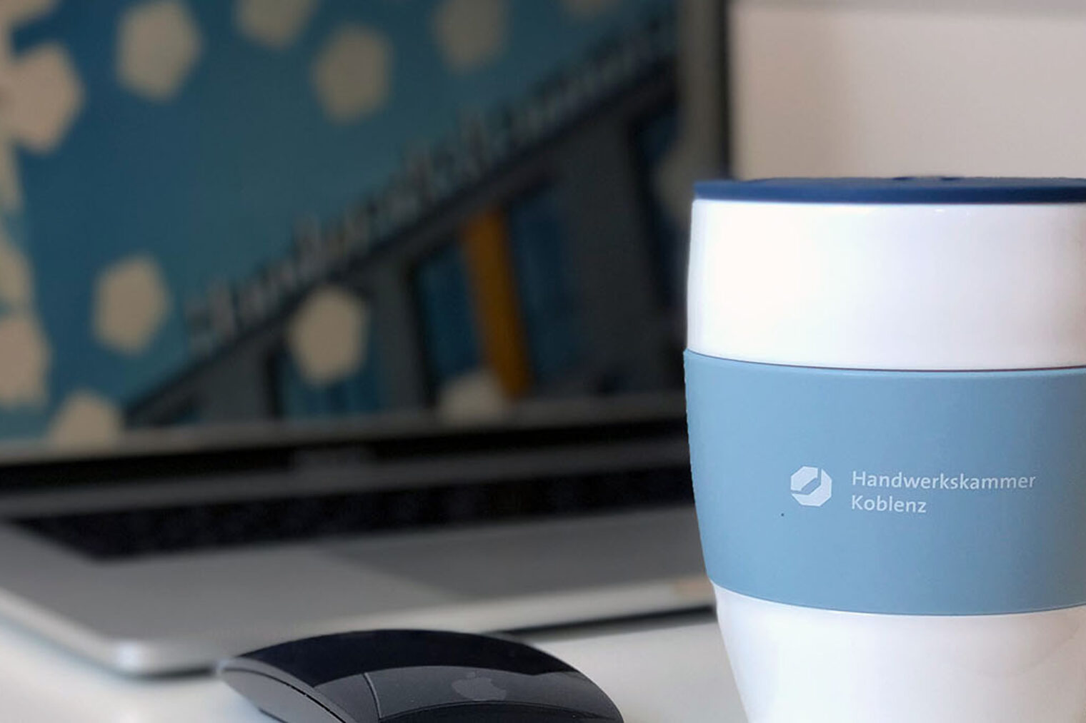 aufgeklappter Laptop und Kaffeebecher aufgeklappter Laptop und Kaffeebecher